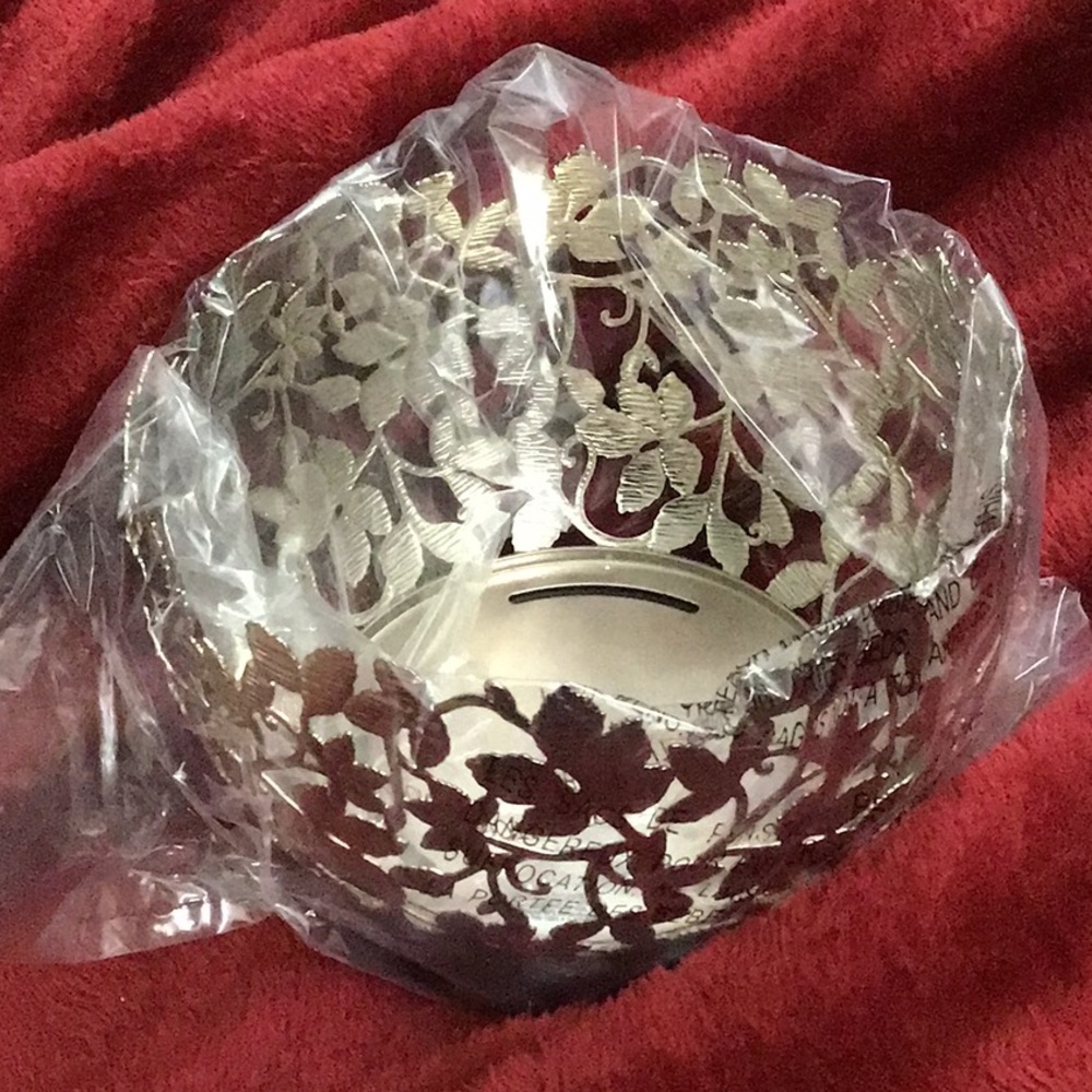 Bath and body works gold leaf patterned 3 wick holder - Picture 1 of 2